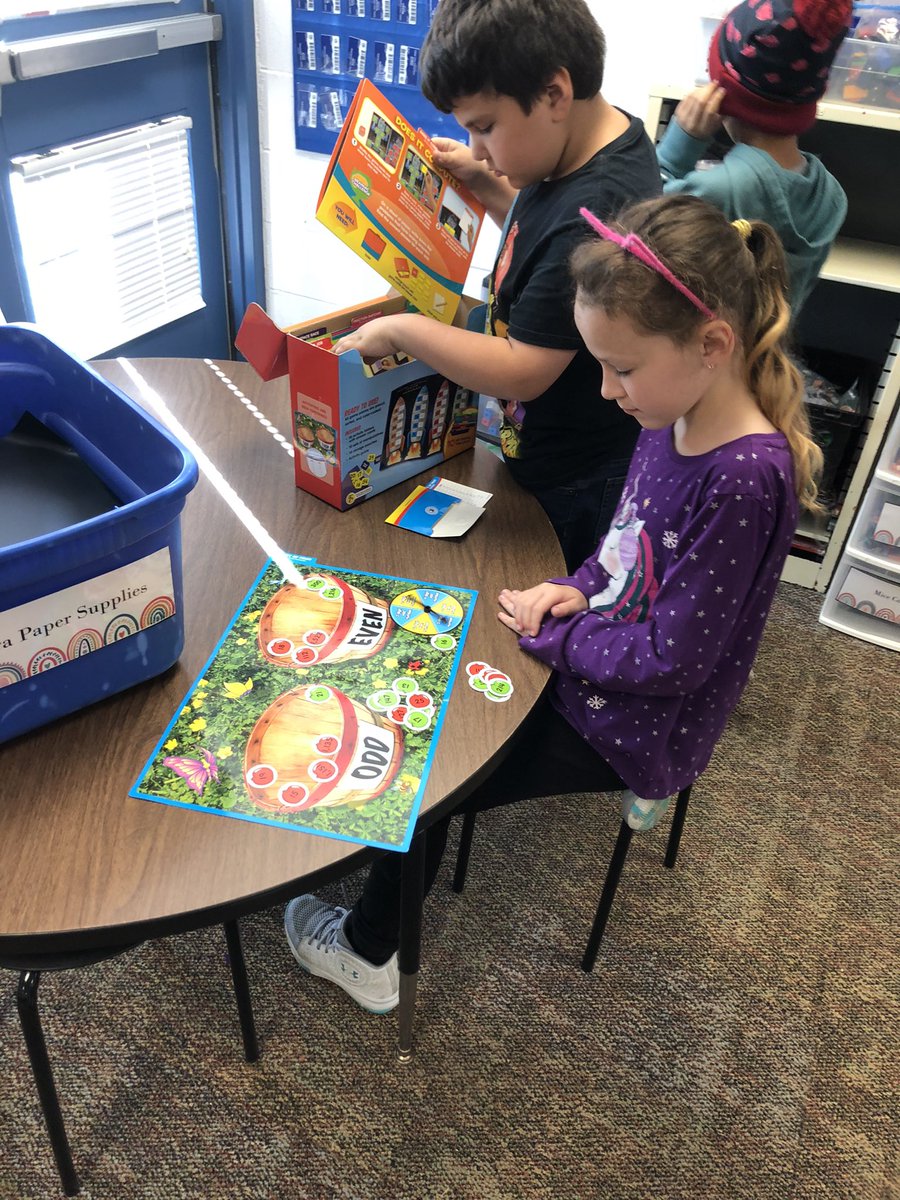 mrs_schuardt's tweet photo. Hocus Pocus, everybody focus! We are focusing hard during math stations! 🎃 @VV_Voyagers #HocusPocusEverybodyFocus https://t.co/RfpgAHCFbf