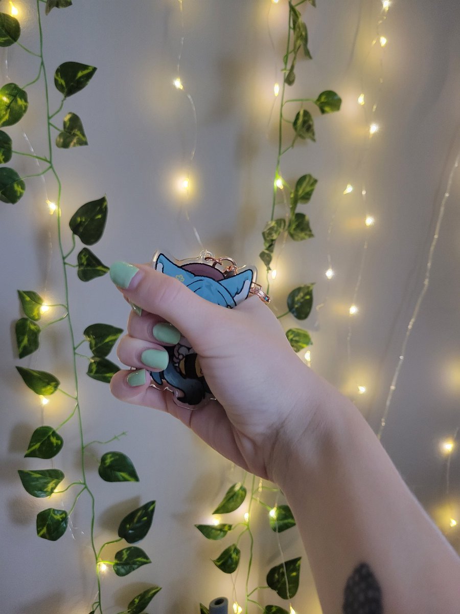 izumiteeny's tweet photo. I can't believe I won a giveaway AND it was from one of my favourite freaks ๐ฑ clerch acquired!! Bonus pic of me gripping the creature. Thank u @cloverinari for the #cloverch !! #Vtuber #VTuberUprising https://t.co/ZB13ffVajz