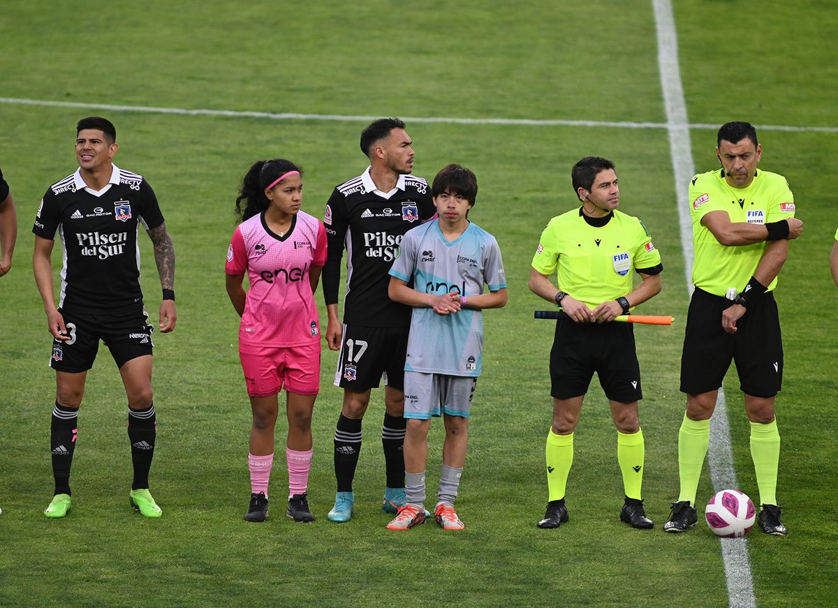 Enel_Informa_CL's tweet photo. La #CopaEnel 🏆⚽ vuelve a la cancha.
El puntapié inicial de la versión n°21 del torneo de fútbol infantil más importante del país, se llevó a cabo al inicio del clásico entre Colo–Colo y U. Católica, en la fecha 26 del campeonato nacional.
Más info 👉🏼 https://t.co/xhFS86yM7n https://t.co/eYJ9hN5SEJ