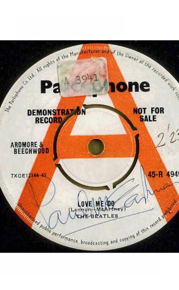 GeorgesLangRTL's tweet photo. Aujourd’hui 6 octobre 2022 : 60ème anniversaire du 1er single des Beatles joué pour la 1ère fois sur Radio Luxembourg Anglais. Grâce à 2 DJs #TonyPrince et #MikeKnight voici le disque-démo diffusé sur l’antenne avec l’autographe de McCartney et la faute d’orthographe à son nom https://t.co/3TJ8hXTwqZ