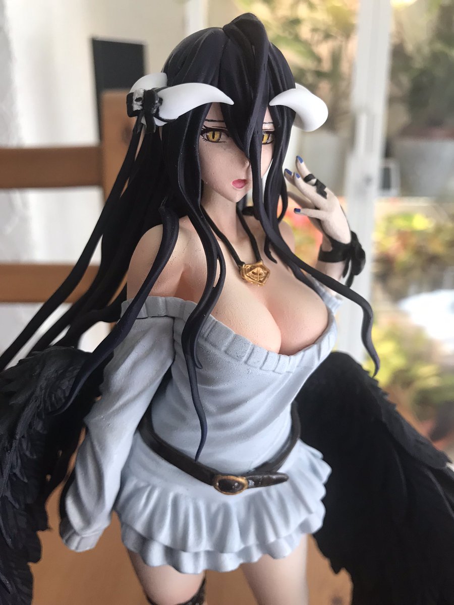 Finished painting a new figure of Albedo from the Overlord anime. Pretty proud of how clean the paint job came out on this one!