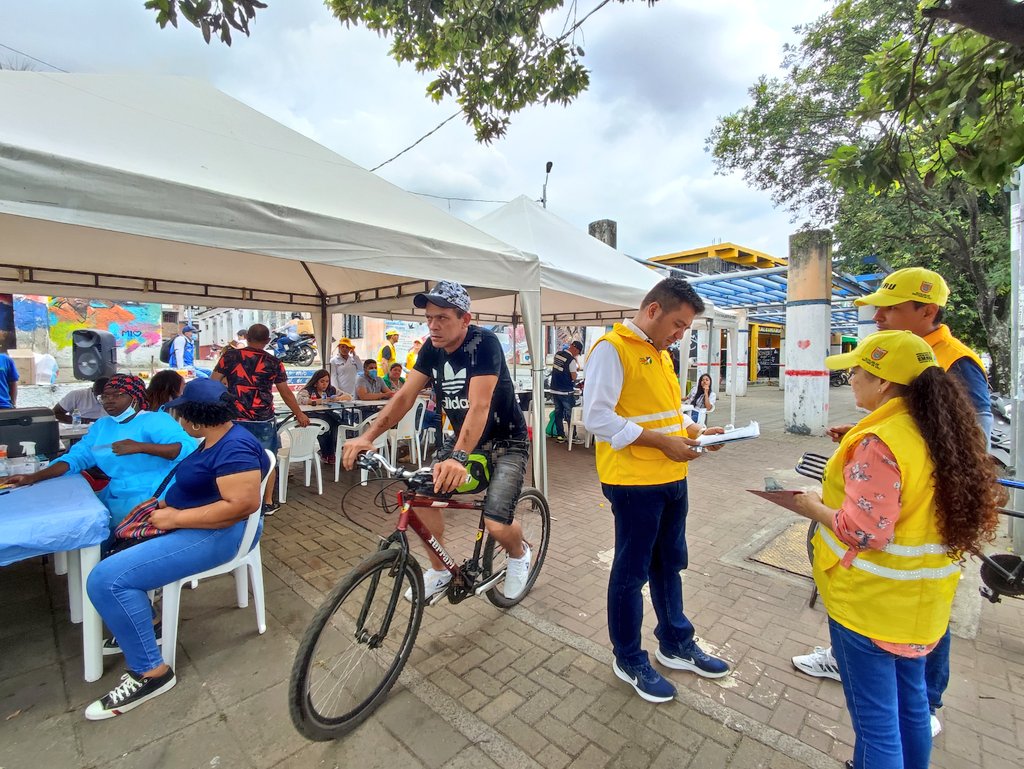 CruzYecid's tweet photo. #CaliUnSoloCorazón Nos mantenemos firmes y comprometidos con la transformación social del territorio 💪🏻
🗣️#Catasep adelantamos jornadas de servicio con atención integral a más de 300 personas.
🚮 Continuamos con la estrategia de contenerización de residuos en el centro. https://t.co/1ClD4KM9b3