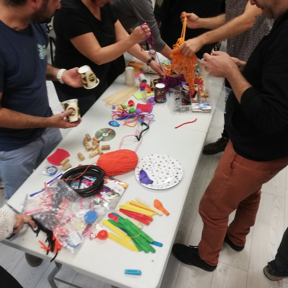 segirones's tweet photo. Trastegem, però... amb una finalitat. Taller de #tinkering amb @o_codina  #creativitat #Ciencia https://t.co/vo9oUqaBsz