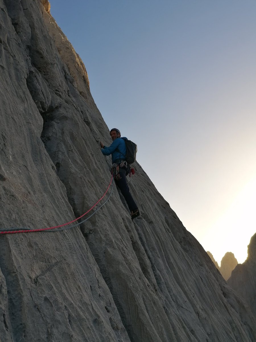 099/100 🧗 Con un colega de la Polizai austríaca escalando por la cara sur del Picu. Un día espléndido y un placer mostrar esta maravilla que son los Picos de Europa a Rupert. Por cierto, por esta vertiente hay quien asegura haber subido caminando. L2, super sobado y jabonoso.