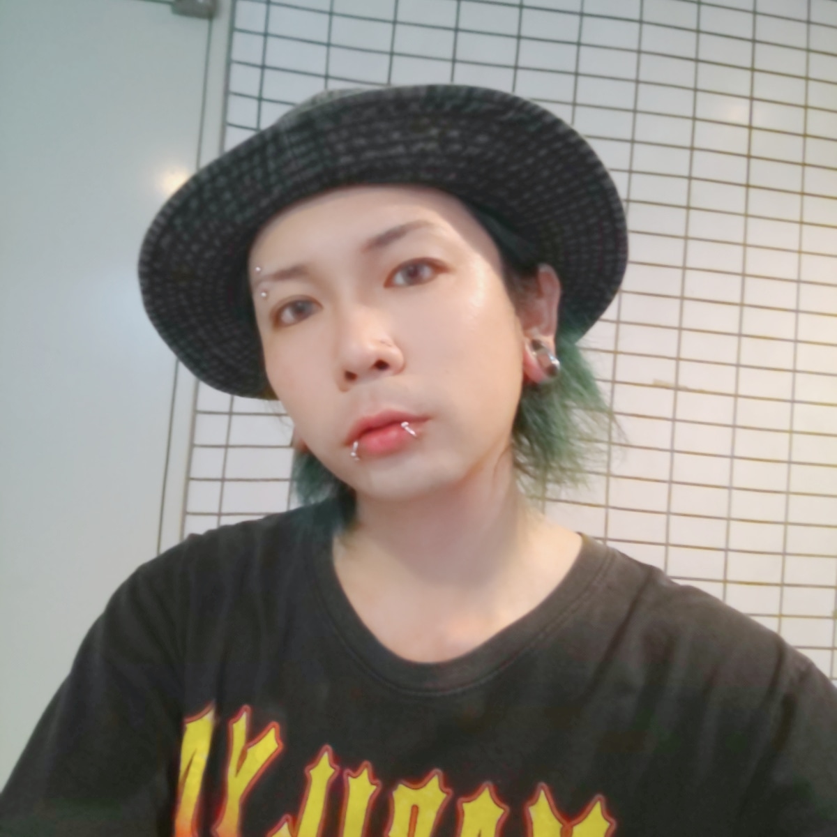 BLACK928708451's tweet photo. この人誰だ？ https://t.co/1zrW4U82ZM