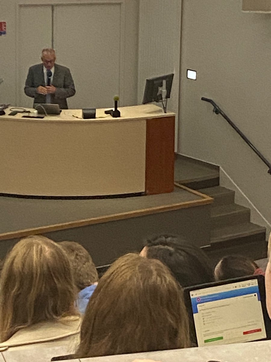 Belle image de la R2C : 
L’étudiant de médecine en train de faire ses 200 QCM journaliers sur ECNi pendant que le doyen explique d’arrêter de tout vouloir apprendre. Lunaire.