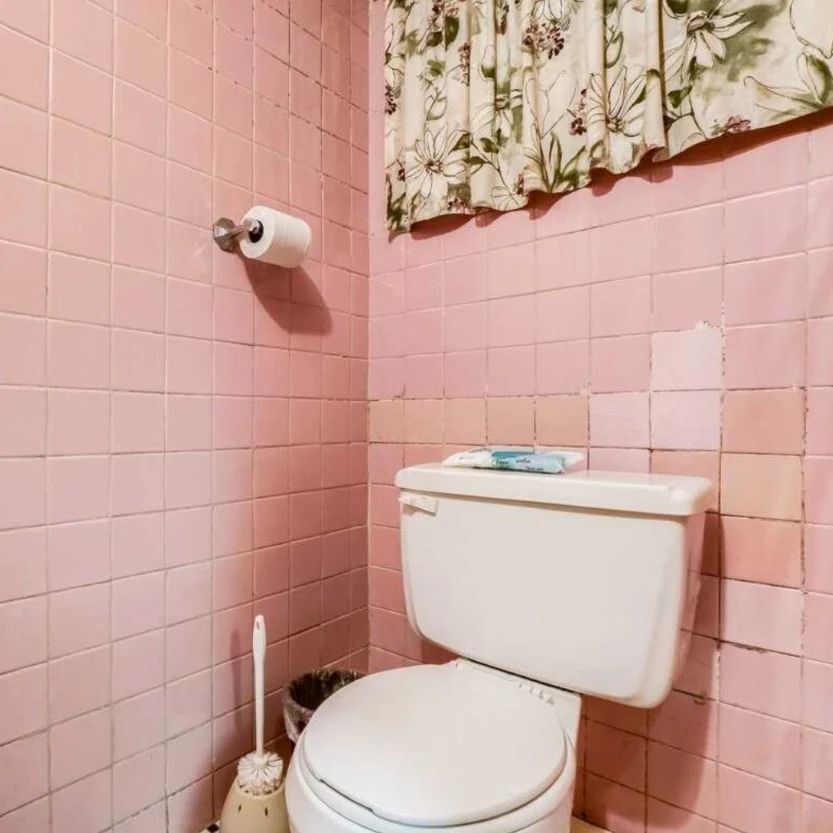 areacode416's tweet photo. Curious toilet paper roll holder placement of the week.🏆
.
#trinitybellwoods #bathroomoftheweek #torontorealestate #pinktiles https://t.co/m1BXvvvAHA https://t.co/Ge96BFXeQA