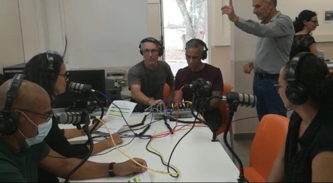 clemi974's tweet photo. Au collège Plateau Goyaves ️⃣ ateliers  #citééducative : 
🎛 Webradio et expression citoyenne des jeunes
🎲Médiasphères un jeu plateau sur la citoyenneté numérique
🖥 Famille Tout-Ecran et parentalité numérique 
🎶 Jingle pour exprimer sa créativité
https://t.co/3JaFzF7wBL https://t.co/yLcetaOdYy