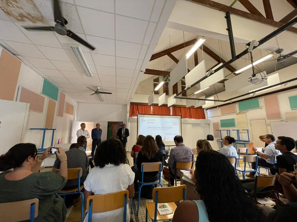 clemi974's tweet photo. Au collège Plateau Goyaves ️⃣ ateliers  #citééducative : 
🎛 Webradio et expression citoyenne des jeunes
🎲Médiasphères un jeu plateau sur la citoyenneté numérique
🖥 Famille Tout-Ecran et parentalité numérique 
🎶 Jingle pour exprimer sa créativité
https://t.co/3JaFzF7wBL https://t.co/yLcetaOdYy