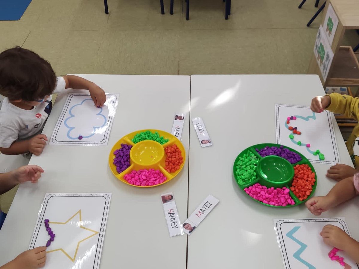 CPBTiernoGalvan's tweet photo. En el colegio desde bien pequeños se trabaja la motricidad fina y la atención y concentración para facilitar más adelante un mejor aprendizaje. #aprenderjugando @ayto3cantos @AMPA_TG_3C https://t.co/iW1Trc9PGx