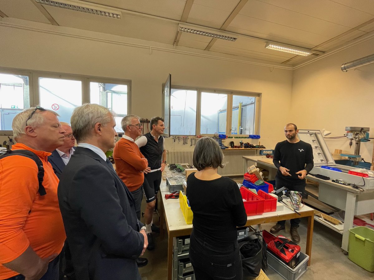 AmbSuisseParis's tweet photo. Visite du #SmartCityLab Basel. Echange sur les approches suisses innovantes en matière de #mobilitédurable et de solutions transfrontalières trinationales🇨🇭🇫🇷🇩🇪 telles que l'initiative #triregio qui permet de voyager dans le #RhinSupérieur avec un seul billet.
#PlusQueDesVoisins https://t.co/LIDB14aNwv
