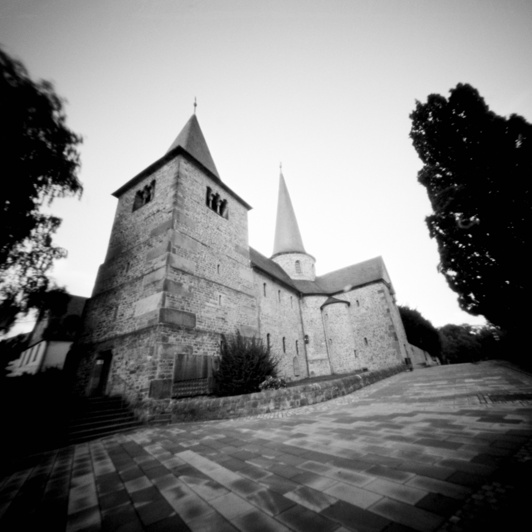 achimanalog's tweet photo. Die Michaelskirche in Fulda
Aufgenommen mit der RSS 6x6F Pinhole Kamera mit ND4-Filter
📷 #RealitySoSubtle 6x6F
🎞 #Fomapan 100
#analogfotografieren #pinhole #pinholephotography #shotonfilm #selfdeveloped #fulda #rss6x6f #lensless #fomapan100 https://t.co/5XHzWJDAWt