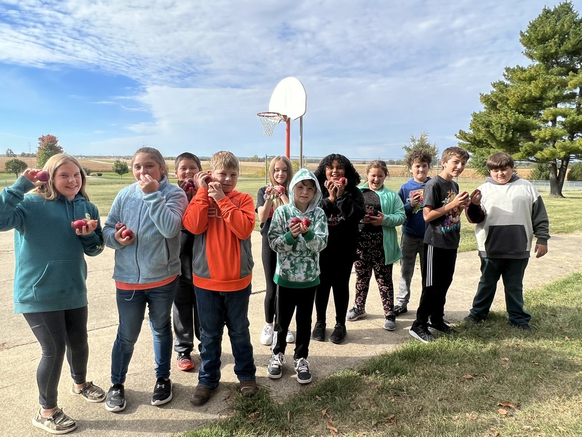 McTeacher5's tweet photo. When your teacher needs apples for an event at @SRV_CUSD_4 , you take an adventure!! #apples #mcconkeymonsters #4teamvalley @jcollierprinsrv #TitleNight #5thAdventures https://t.co/rFKpasTMq9
