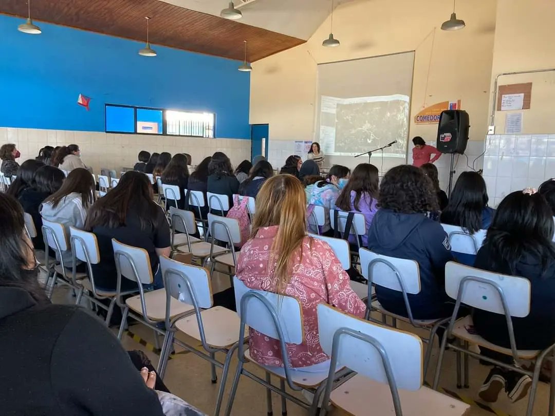 ExploraOHiggins's tweet photo. Estudiantes del Liceo Polivalente de la comuna de #Requínoa, recibieron una nueva charla del programa #CienciaAbierta “Más Mujeres en STEM”, que se realiza en conjunto con el Programa 4 a 7 de Sernameg O´Higgins.😊
#MásMujeresEnSTEM
#Programa4a7 https://t.co/8fZFjMqAXn