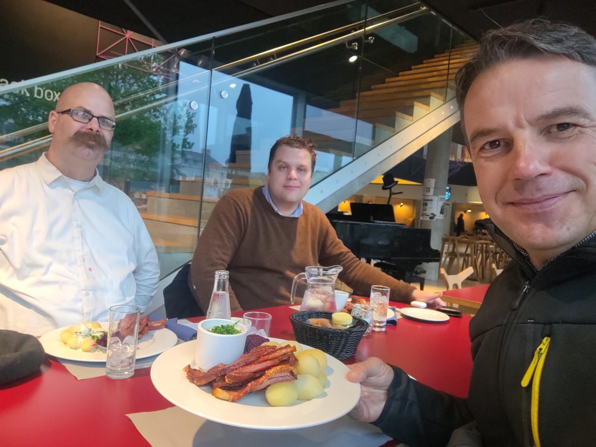 christianfbach's tweet photo. Første uddeling af postkort i Hjørring med mit gode valghold. Lidt vådt og koldt. Så dejligt at spise valgflæsk, øh jeg mener stegt flæsk, hos @VendsysselTeate :-) @radikale https://t.co/sOGz8i3kHi