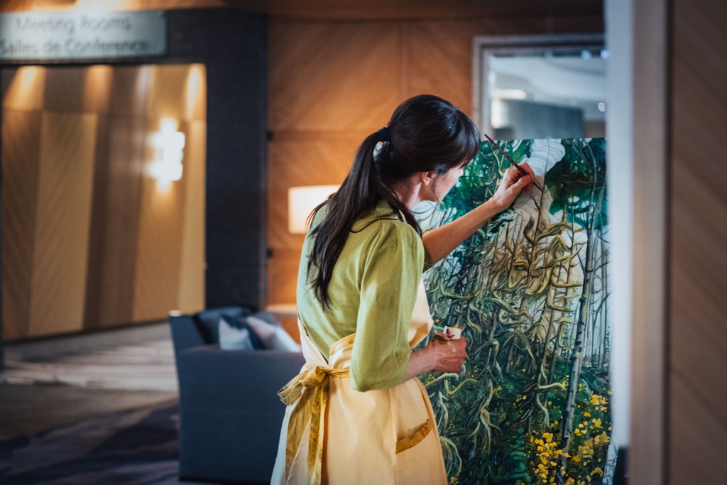 Artist in Residence, Bronwen Belenkie, invites you to get a closer look as she creates large-scale, interpretive, Canadian landscapes. Find Bronwen in our lobby every Thursday from 10:30 am - 1:00 pm.

Learn more: bit.ly/3RJoBH3