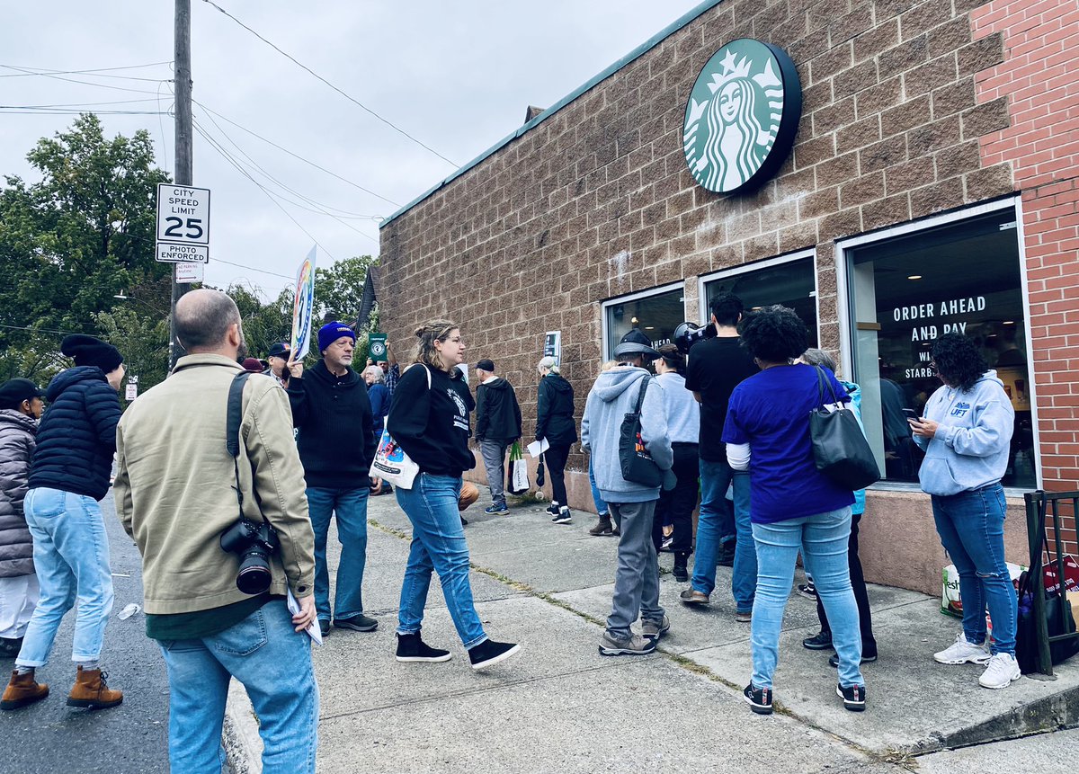 ☕️La Colmena &amp; Staten Island today stood in solidarity with Staten Island Starbuck Workers <a href="/SBWorkersUnited/">Starbucks Workers United</a> ✊🏽 #NoUnionBusting @cwa1102 <a href="/1199SEIU/">1199SEIU💫</a> <a href="/CentralLaborNYC/">NYC CLC, AFL-CIO</a>