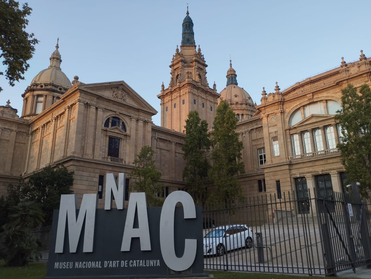 Avui hem tornat a reprendre el projecte Connectades en col·laboració amb el MNAC i altres centres de l'entorn. Les mestres de la Comunitat de Grans han tingut la seva primera sessió de formació. Enguany el projecte de recerca a través de les arts es centrarà en "Les identitats".