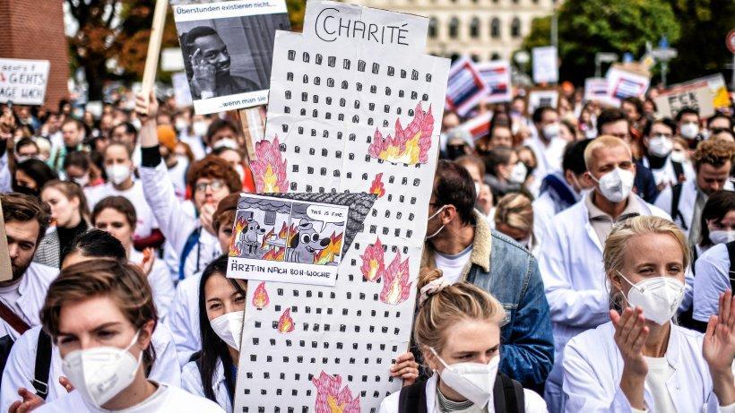 Bessere Arbeitsbedingungen: Ärzte der Charité in Berlin streiken morgenpost.de/berlin/article…