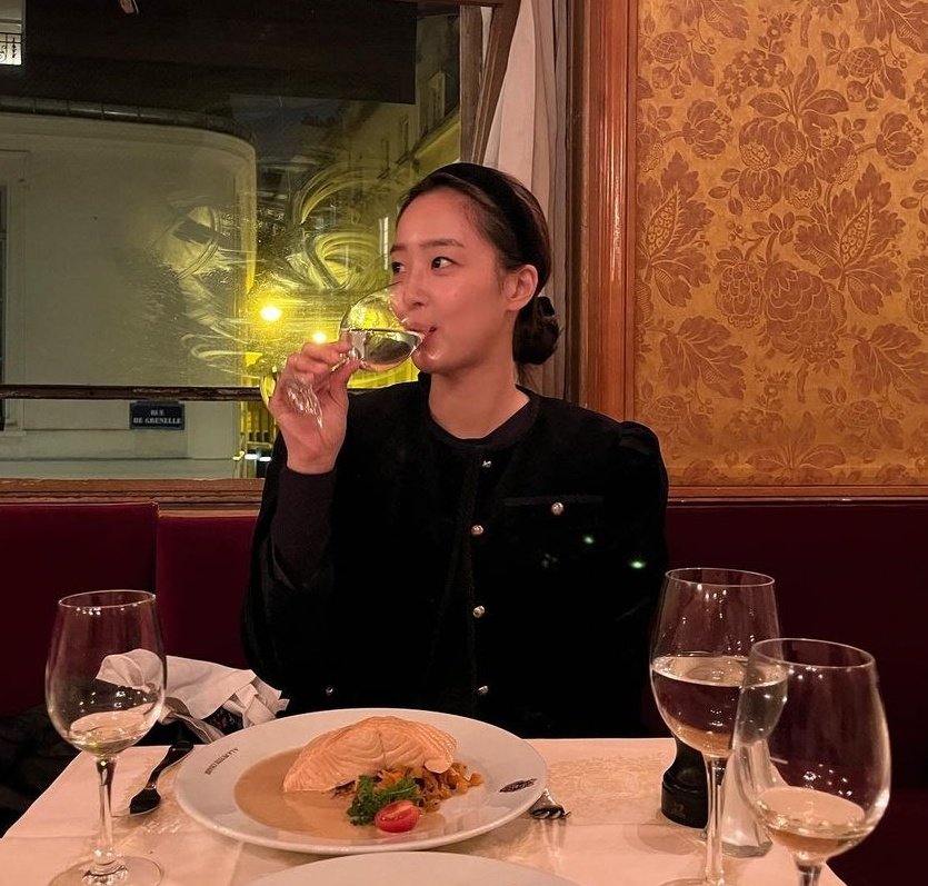 Yebin instagram update 🍷🖤

#ChoiYebin #최예빈