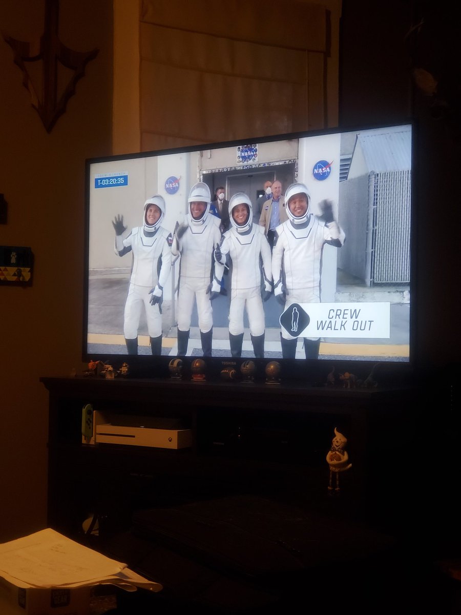 HopeEatonSmith's tweet photo. When you're in introduction to engineering but don't want to miss the launch, you multi-task ❤️🚀 Launch on the TV, paying attention to his teacher (until liftoff 🤣), and then disappeared to finish class when they hit space. @CommCharterAcad #flexibility #futureaerospaceengineer https://t.co/hEpt9FfrQm