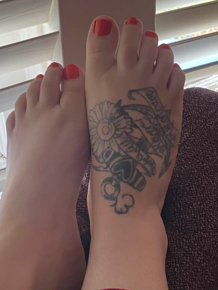 Mommywidethigh1's tweet photo. Link in profile come say hi

#feet #foot #toes #footfetısh #fetish #paintedtoes #tattoo https://t.co/mZyQouBEji