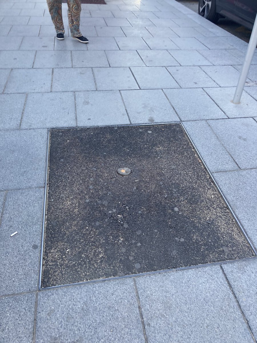 LesTorres_Rubi's tweet photo. Av. Barcelona.  Rubi.  Un clar exemple del poc eforç del @AjRubi en apostar pel verd urbà.  Si el carrer mes cuidat i protegit està aixi. Imagineu com està la resta de la ciutat. @volemrubiverd @rubifotoquejas @AndresMedranoRU https://t.co/sTmJimygIu