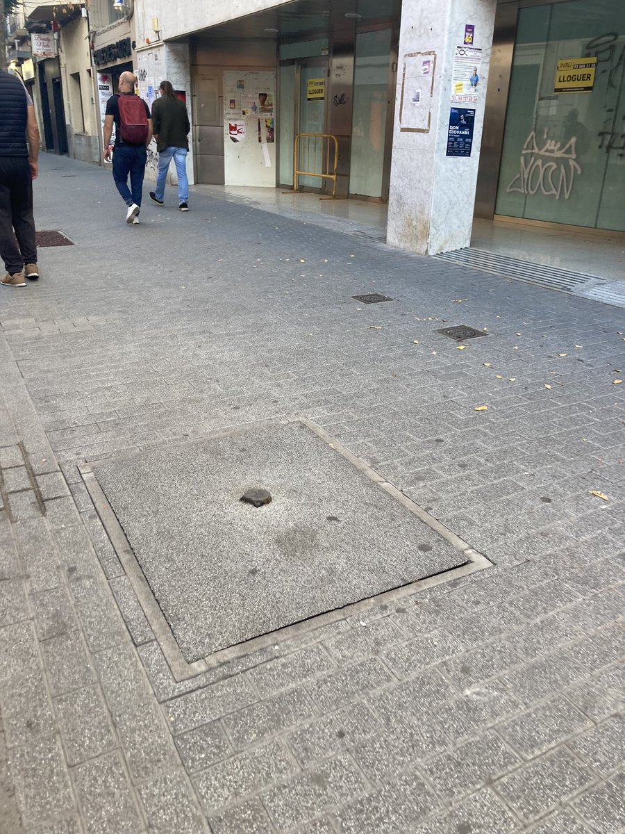 LesTorres_Rubi's tweet photo. Av. Barcelona.  Rubi.  Un clar exemple del poc eforç del @AjRubi en apostar pel verd urbà.  Si el carrer mes cuidat i protegit està aixi. Imagineu com està la resta de la ciutat. @volemrubiverd @rubifotoquejas @AndresMedranoRU https://t.co/sTmJimygIu