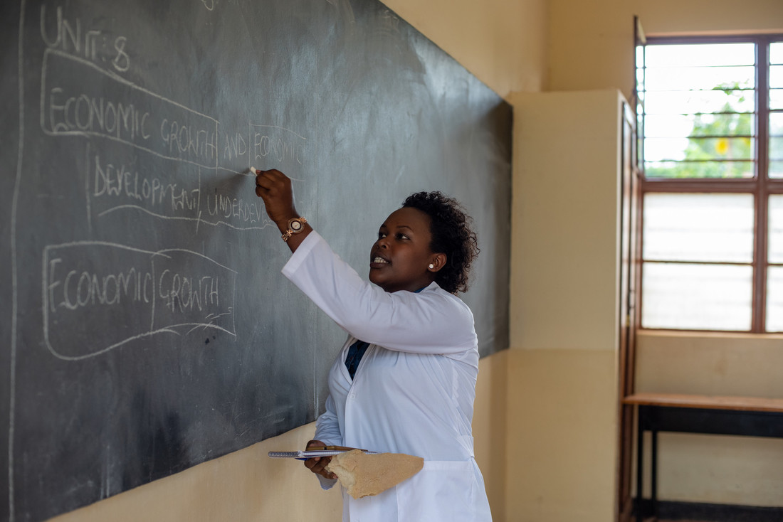 MastercardFdn's tweet photo. Quality education begins with quality educators. That means investing in well-trained, motivated teachers who will prepare young people to succeed in work and life. 

#WorldTeachersDay #InvestInTeachers https://t.co/N1JvzMznbn