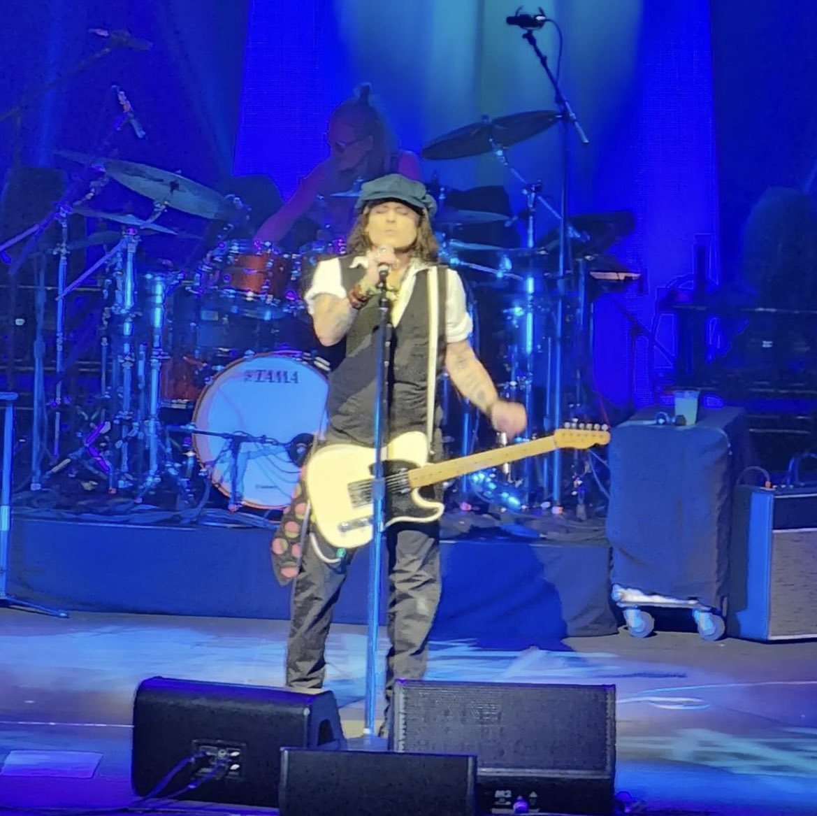srod_es's tweet photo. 🇬🇧 Johnny Depp and Jeff Beck on the stage of The Anthem last night in Washington DC.
🇪🇸 Johnny Depp y Jeff Beck en el escenario de The Anthem anoche en Washington DC.
📸 Credit to @amymartinlvstpb (IG)
#SROD #johnnydepp #actor #musician #director #jeffbeck https://t.co/LvozOOwiP4