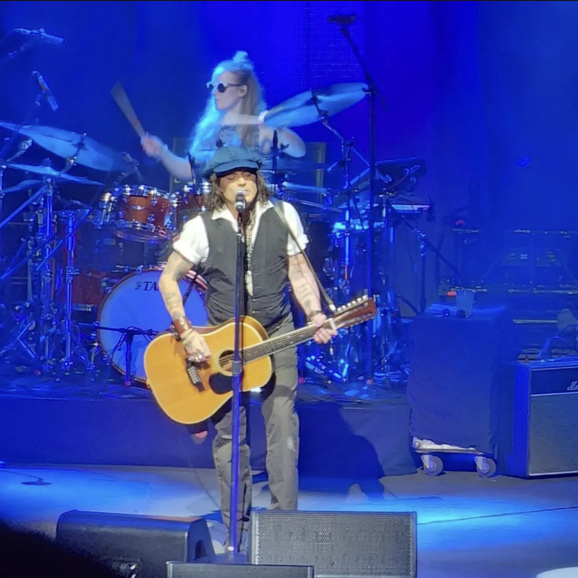 srod_es's tweet photo. 🇬🇧 Johnny Depp and Jeff Beck on the stage of The Anthem last night in Washington DC.
🇪🇸 Johnny Depp y Jeff Beck en el escenario de The Anthem anoche en Washington DC.
📸 Credit to @amymartinlvstpb (IG)
#SROD #johnnydepp #actor #musician #director #jeffbeck https://t.co/LvozOOwiP4