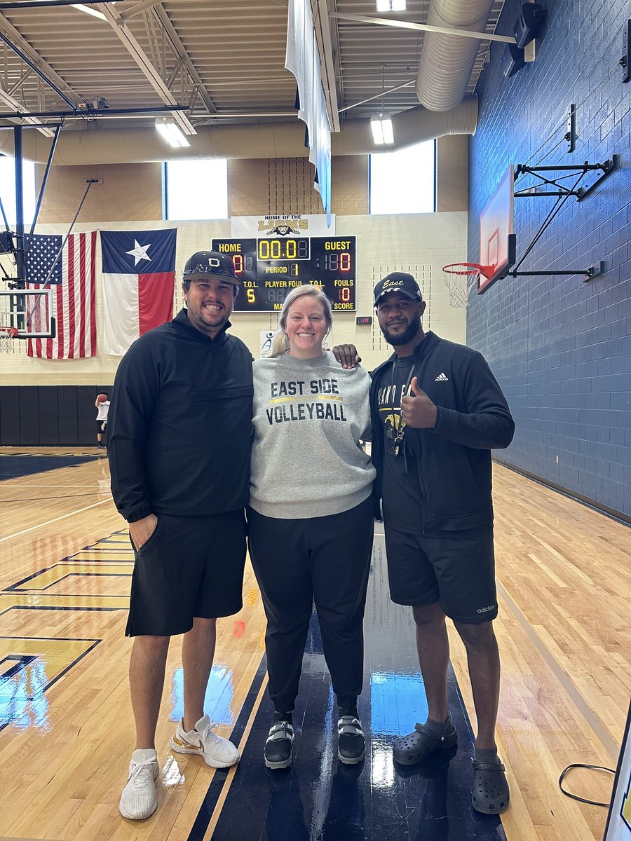 CoachU32's tweet photo. Thanks @CoachSlatonPESH for coming and checking on our PE class. It’s appreciated! @sr_mathes https://t.co/uRF0Ppzn6K