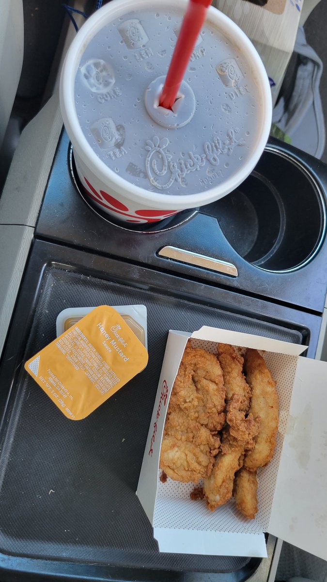 jdwmba's tweet photo. @Chik_Fil_A -eating in my car as I sit in the "express" lane before it gets cold. 8 cars in front of me. Food for other family members will be ice cold by the time I get out of this "express" line. What a joke. https://t.co/FjkAr4ZGwF