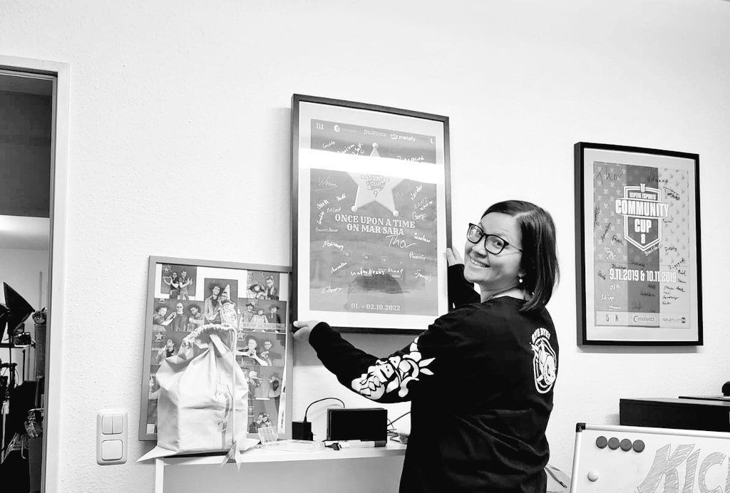 Nicht ganz live on Stream..aber es wurde nicht vergessen! Das Plakat wurde aufgehangen im Vereinsheim des <a href="/LeipzigeSports/">Leipzig eSports e.V.</a> 🤩
#CC9 #CommunityCupLES