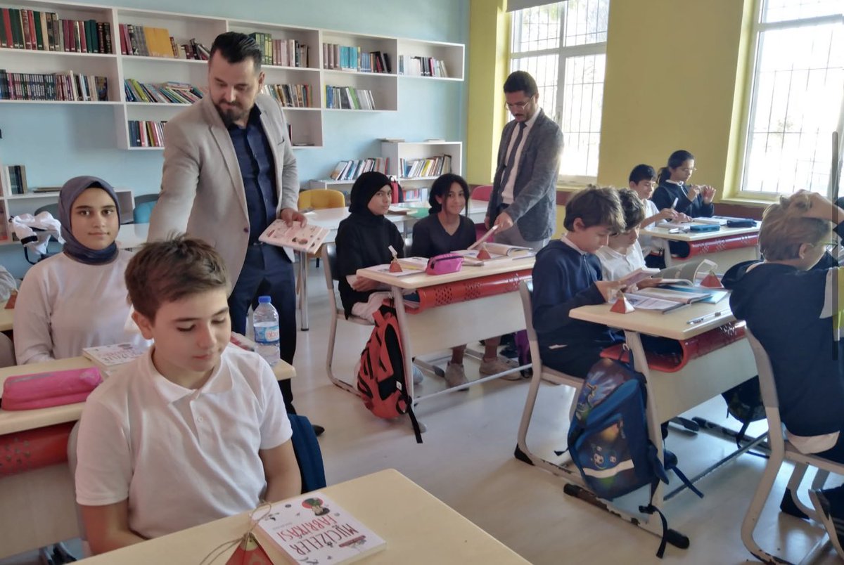 Çeşme İlçe Müftümüz Murat YILMAZ okulumuzda yürütülen “ Okuyoruz Mutluyuz” projemize her sene destek verdikleri gibi bu sene de her ay düzenli öğrencilerimize hikaye kitapları dağıttılar. Kendilerine verdikleri destekten ötürü teşekkür ederiz. <a href="/izmirdinogretim/">İzmir İl M.E.M. Din Öğretimi Bölümü</a> <a href="/MemCesme/">Çeşme İlçe Milli Eğitim Müdürlüğü</a>