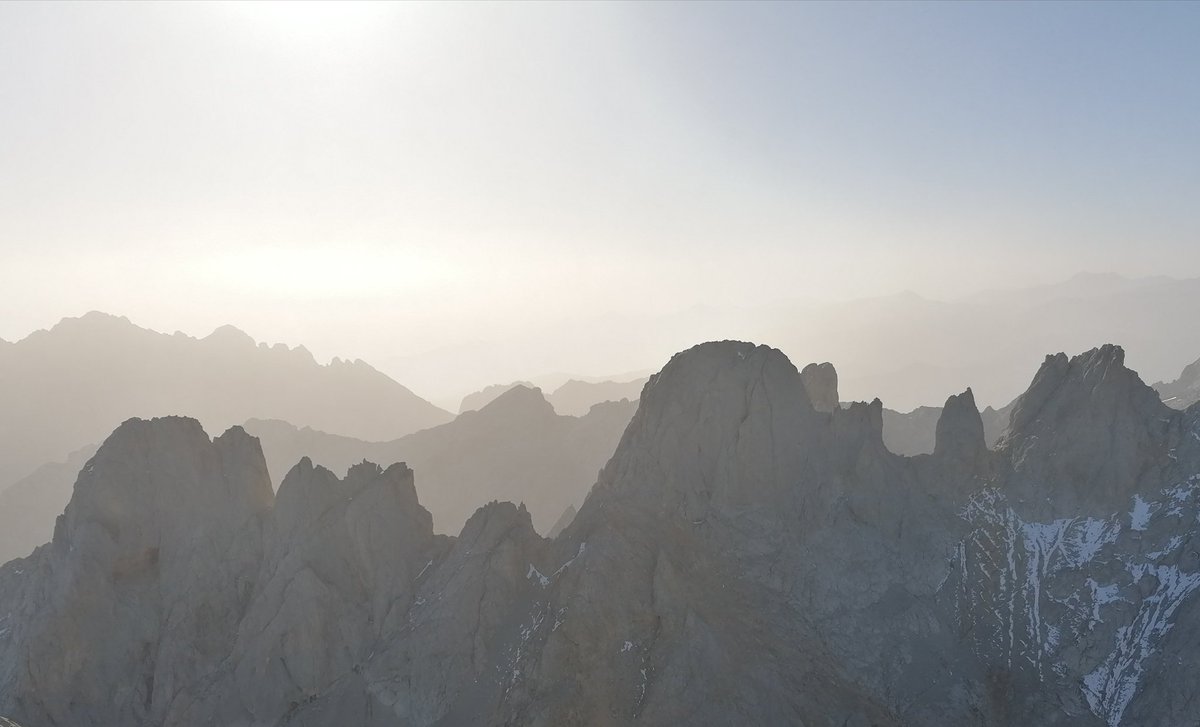 A veces me repito, pero estas sucesiones de planos me chiflan. Hoy desde la cumbre de Urriellu hasta la Montaña Palentina.