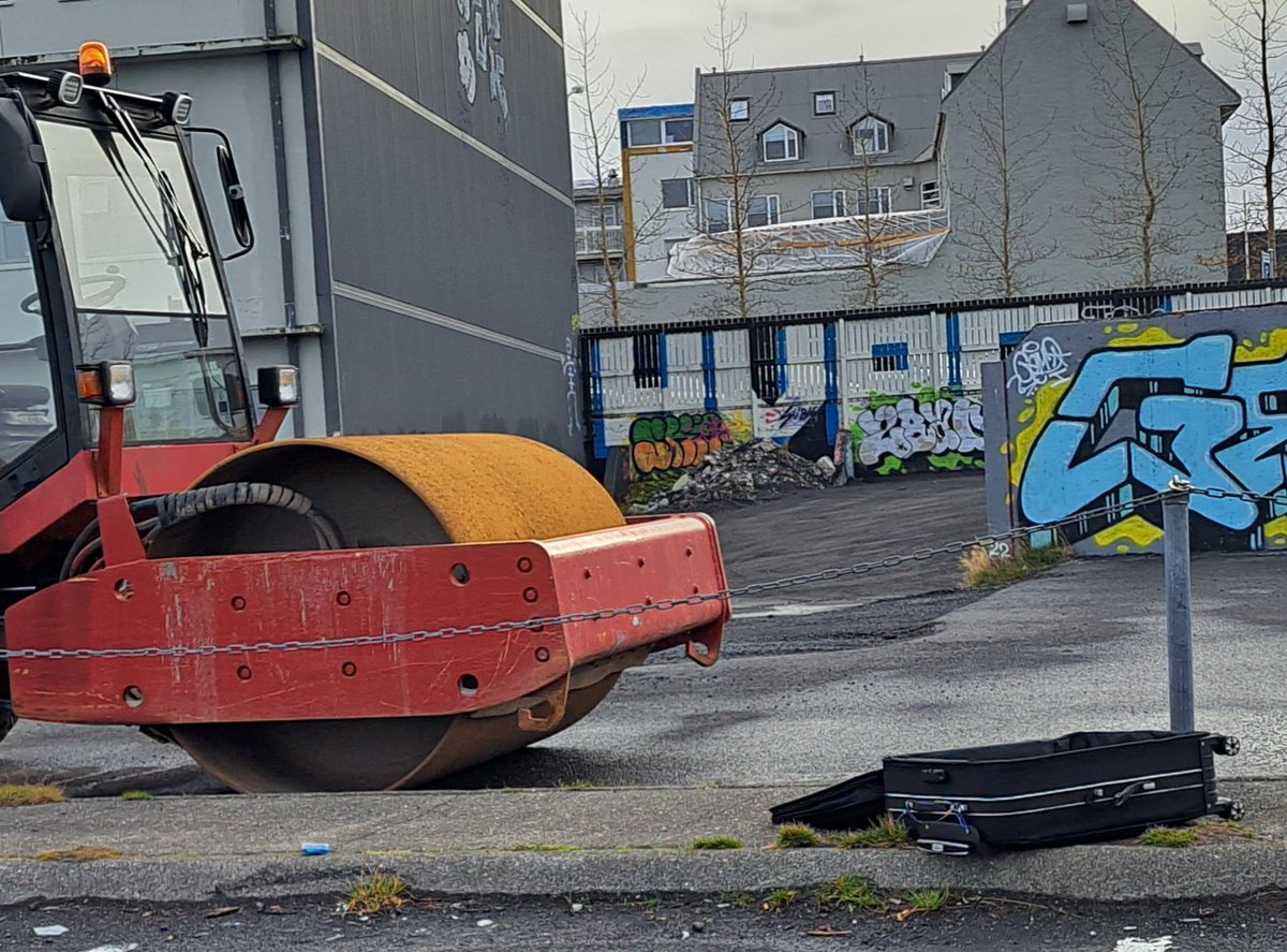 Hvaða saga gæti verið á bak við þessa mynd? Mín tillaga er að ferðamaður hafi komið með tvær töskur, sturtað úr annarri og valtað yfir til þess að koma öllu fyrir í einni tösku. Hvað haldið þið?