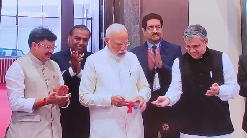 BsnlUnionMh's tweet photo. Reliance JIO- अंबानी जी
Airtel-  मित्तल जी
Vodafone- बिर्ला जी
का साथ और टेलिकॉम क्षेत्र का विकास ।
इसे केहते सच्चा विकास, बाकी बकवास ।

अब कौन करेगा BSNLका विकास ?
2G और 3G से होगा विकास ?
@PMOIndia
@DoT_India
@BSNL
@sneachq
@aigetoachq
@SNATTACHQ
@Naman_BKN 
@BSNL_ka_Bandhan https://t.co/qc6L4Z7ZK7