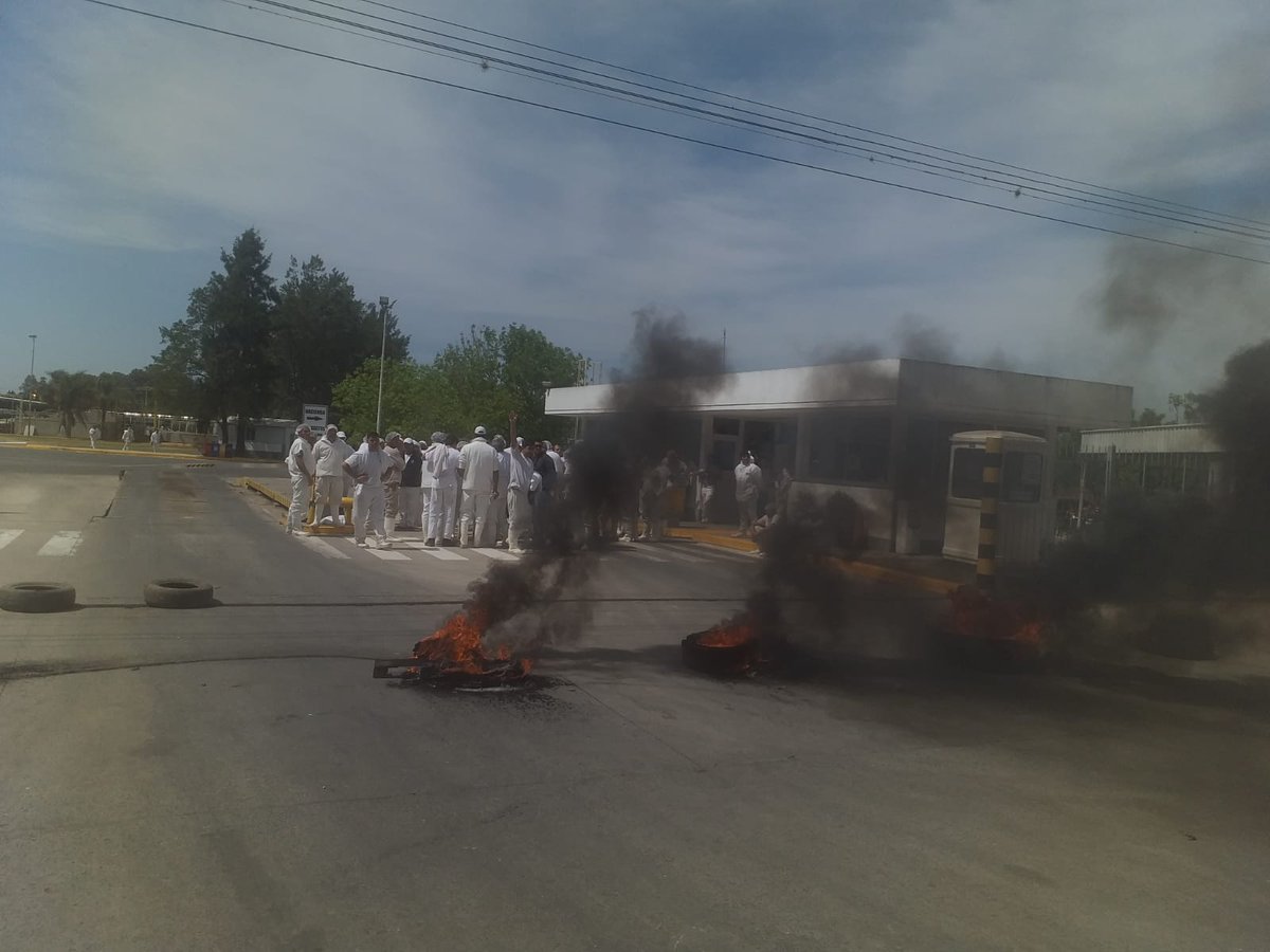 radiovall's tweet photo. Corte de actividades en frigorifico Campo Austral por una protesta. La medida de fuerza se tomó luego del despido de un empleado. https://t.co/rkSOtgEnDI