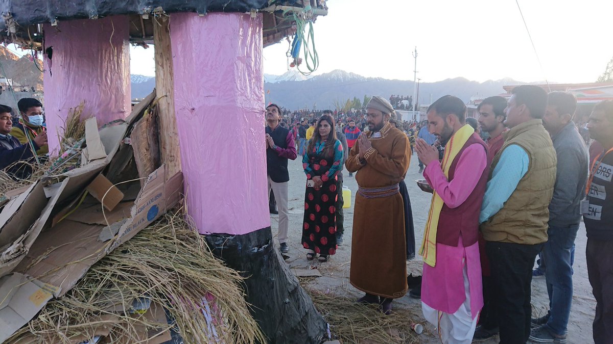 LadakhFact's tweet photo. Hindu Trust (Mahasabha), Leh organised the #Dusehra celebrations in Polo Ground, Leh (Ladakh).
Commissioner Secy, Sh @sahuajeet, director #DIHAR, Sh O P Chaurasia and district judge, Sh OP Bhagat presided over the event. https://t.co/j68XuEQ0jD
