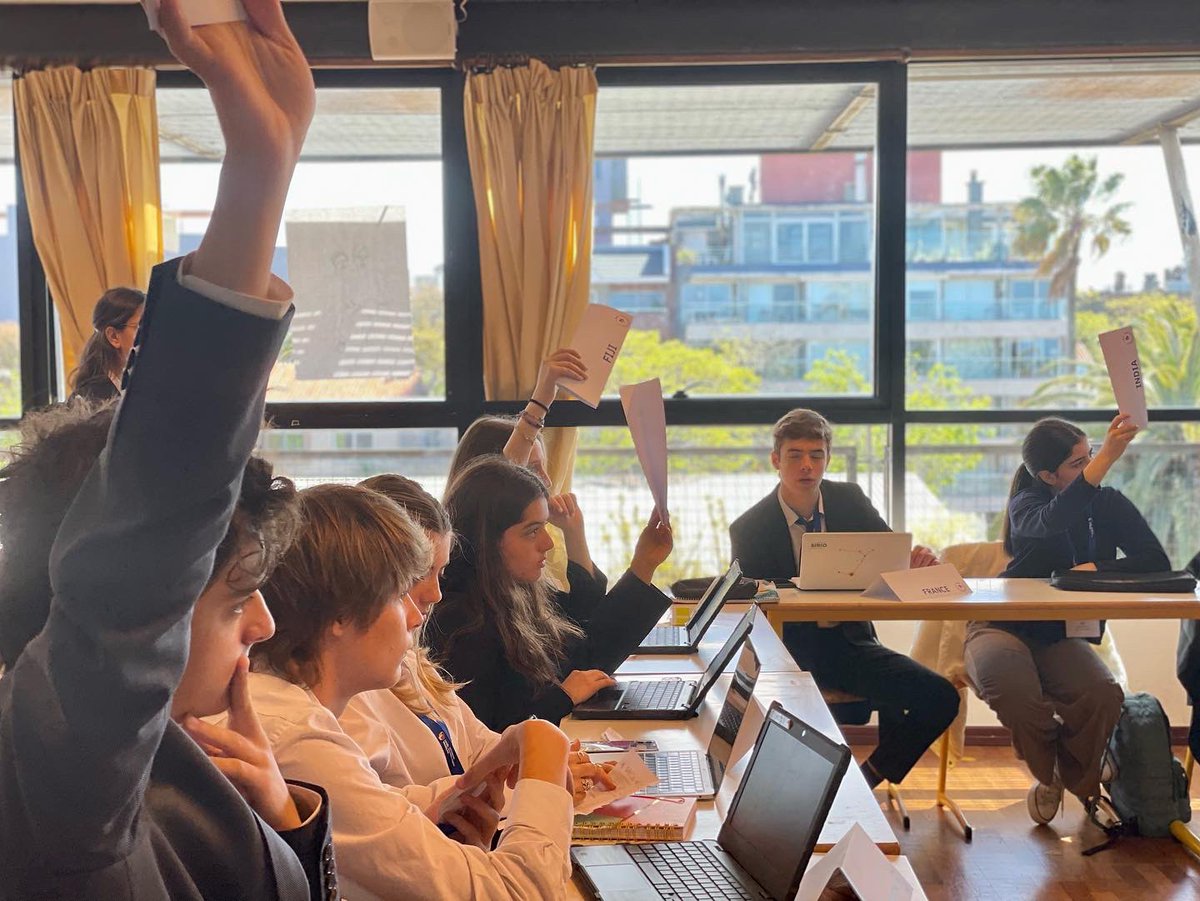 LyceeMontevideo's tweet photo. [[LFMUN]]
•
•
•
📸Images de notre #LFMUN, première conférence Model United Nations au Lycée Français. Thème: #changementclimatique 

✅Voici les nouvelles générations de leaders politiques et diplomatiques.

Cc @aefeinfo @FranceenUruguay https://t.co/1xYb41kYe3