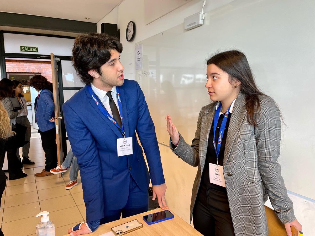 LyceeMontevideo's tweet photo. [[LFMUN]]
•
•
•
📸Images de notre #LFMUN, première conférence Model United Nations au Lycée Français. Thème: #changementclimatique 

✅Voici les nouvelles générations de leaders politiques et diplomatiques.

Cc @aefeinfo @FranceenUruguay https://t.co/1xYb41kYe3