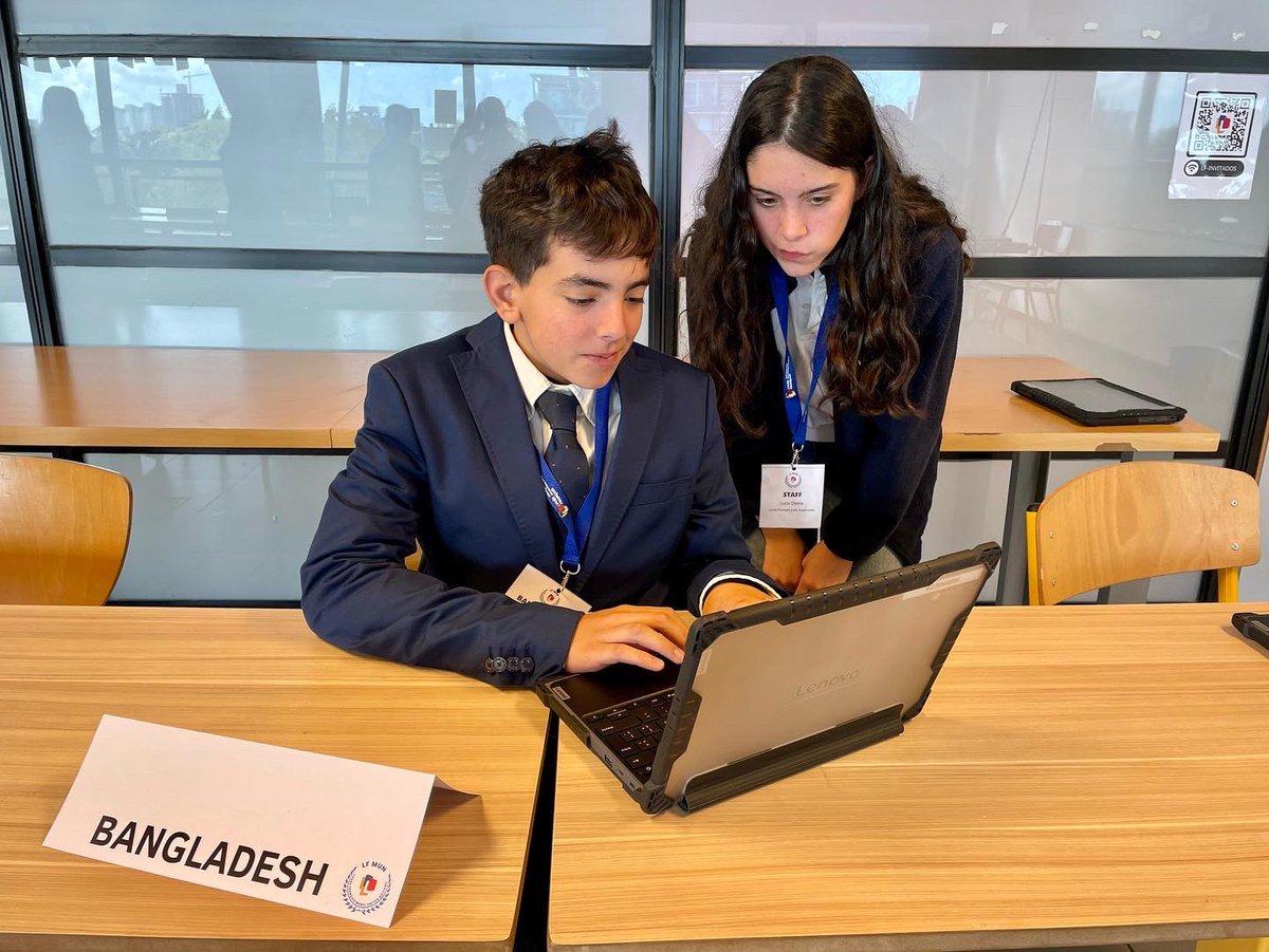 LyceeMontevideo's tweet photo. [[LFMUN]]
•
•
•
📸Images de notre #LFMUN, première conférence Model United Nations au Lycée Français. Thème: #changementclimatique 

✅Voici les nouvelles générations de leaders politiques et diplomatiques.

Cc @aefeinfo @FranceenUruguay https://t.co/1xYb41kYe3
