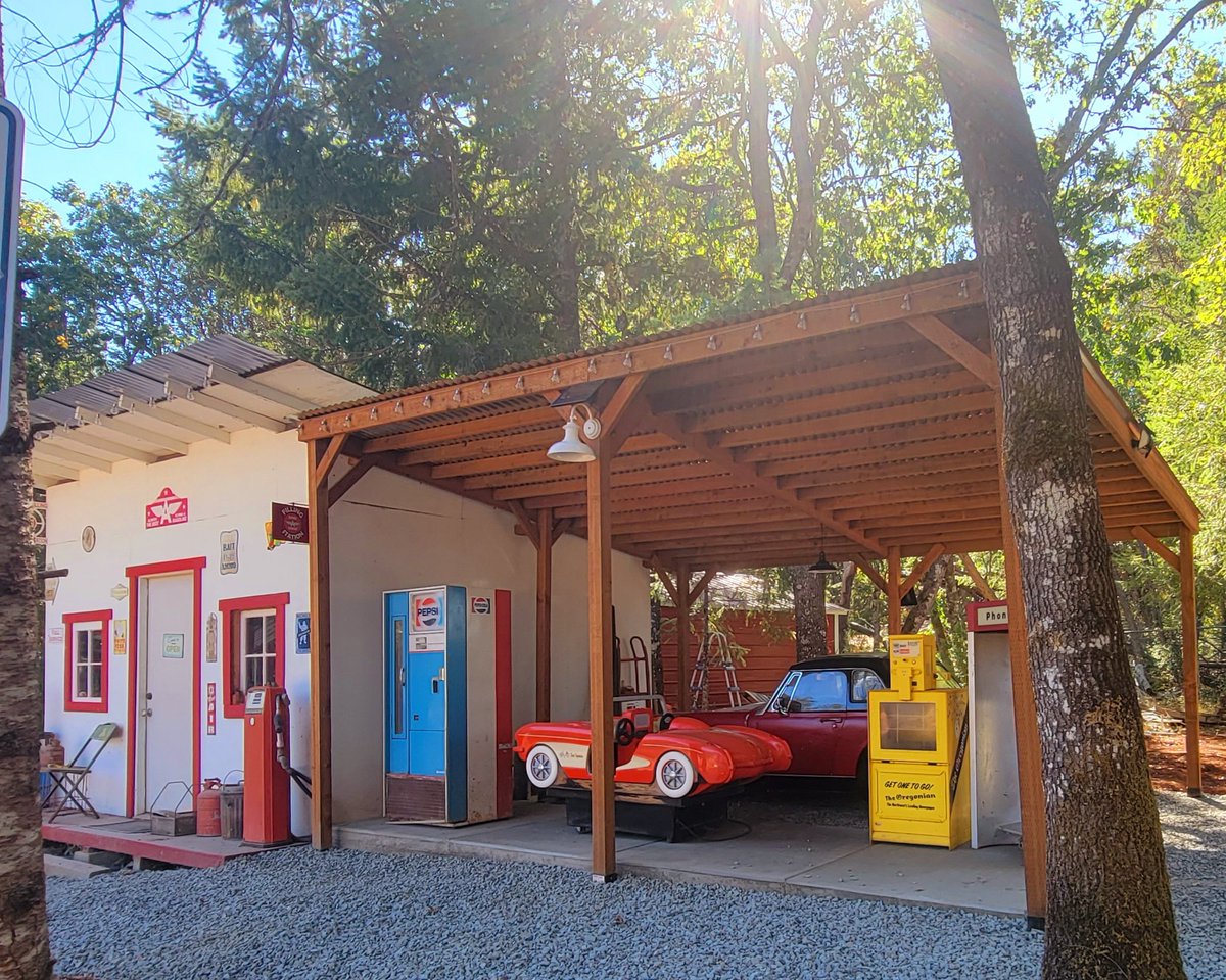 Knightwife12's tweet photo. I'm building an Americana town in Southern Oregon.This is the outside of the gas station. It's called "Haylees Gulch" and this is my Granddaughter Haylee who lives next door! https://t.co/W4emr40pER