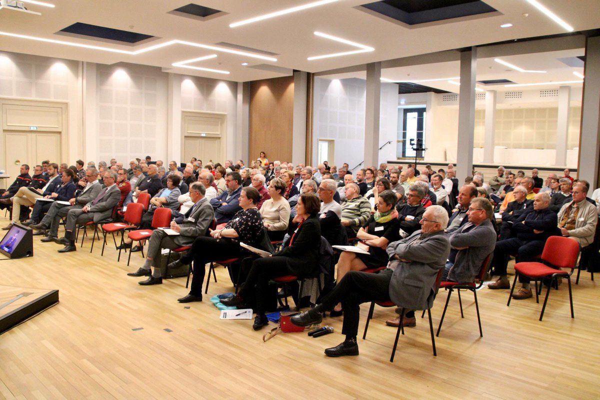 pompiers36's tweet photo. 🎙️Les @pompiers36 ont participé à une formation pour 250 élus locaux de l’#Indre sur les enjeux du changement climatique.

L’adaptation des sapeurs-pompiers face aux nouveaux risques auxquels notre territoire a fait face : incendies, grêles, inondations 👉 https://t.co/rWxU19jx1Q https://t.co/9mLKxsFAxp