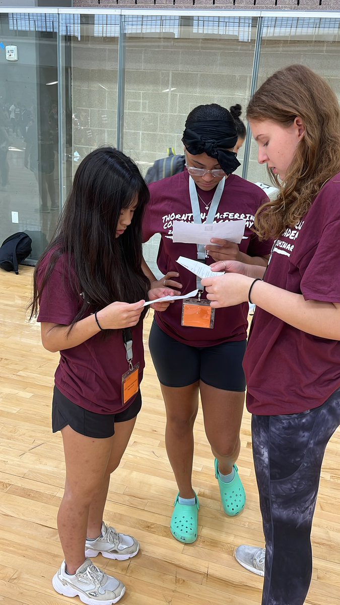 CoachCrossB's tweet photo. Future volleyball coaches teaching peers @FBISDAthletics https://t.co/LvTG48iHtb