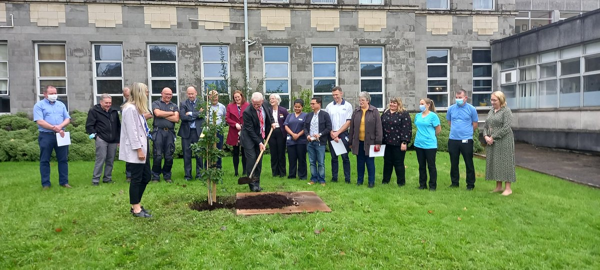 During the staff recognition event in Sligo University Hospital, Tony Canavan @CeoSaolta presented staff with a commemorative medal and certificate in appreciation of their commitment to patients during the pandemic. An Irish oak tree was planted to remember those who have died