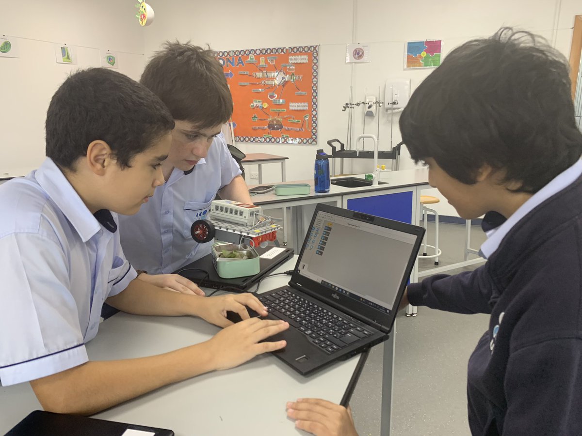 UIS_Science's tweet photo. @ibmyp @iborganization students doing extra robotics practice over lunch with Dr Melissa Butt  @UISDubai @Taaleem! #proudlytaaleem The next generation of @HWUDubai #Robotics #Academics @Lanespace @tonyjprescott @MOTF https://t.co/znx3EhiJ3f