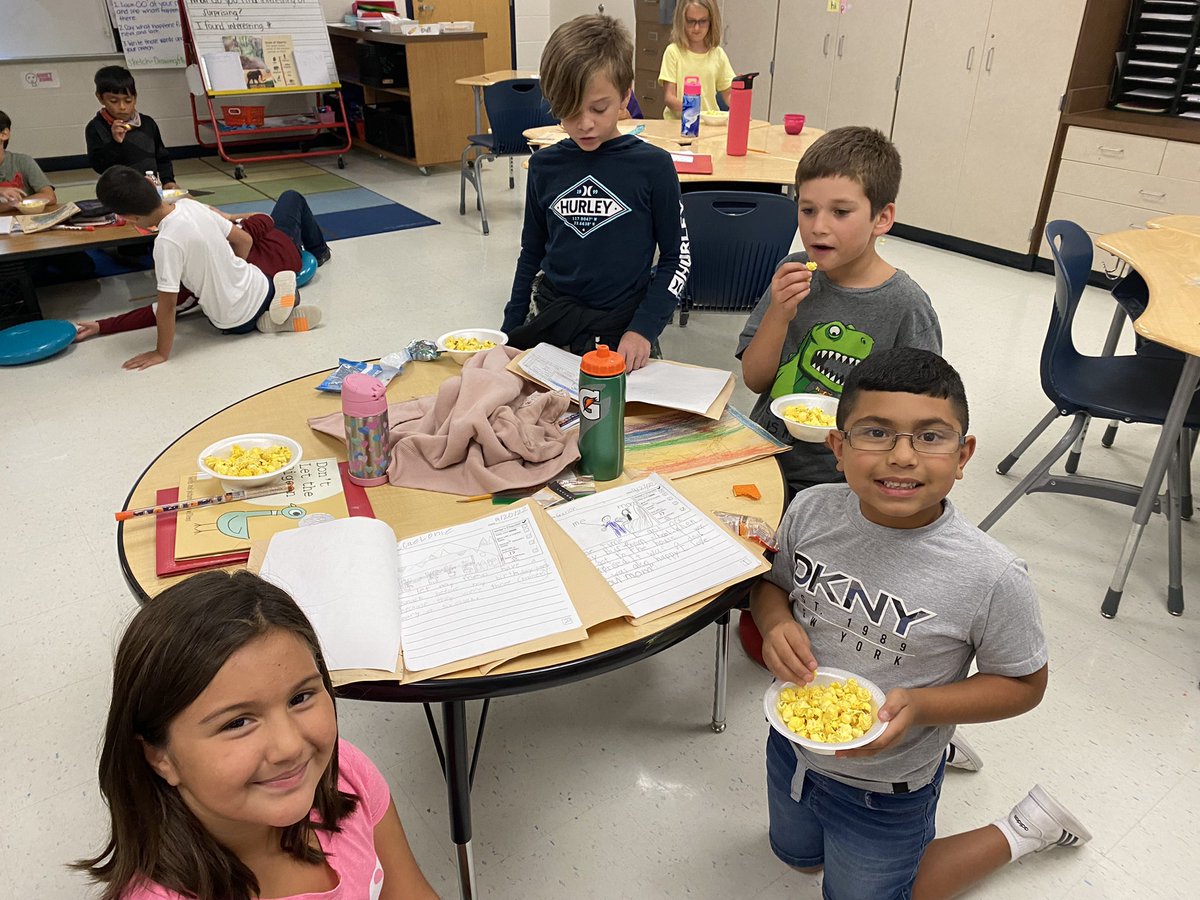 PolandDenise's tweet photo. Mrs. Perez’s 2nd grade class enjoyed an Author’s Celebration with popcorn.  Students enjoyed reading their stories with peers.  #BeGolden #LOLC #MissionMovingForward https://t.co/vFXeBRNJBS