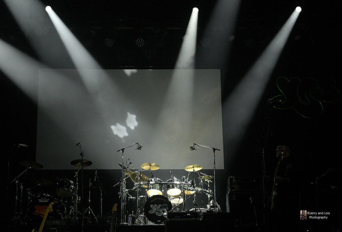 AlanWhiteYes's tweet photo. Alan's kit remained lighted while the band played John Lennon's "Imagine" in shadow.
Photo courtesy of @JerryLoisPhoto https://t.co/iqZhzvcLWN